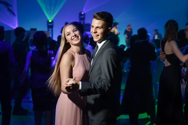 Tanzpaare beim Abschlussball