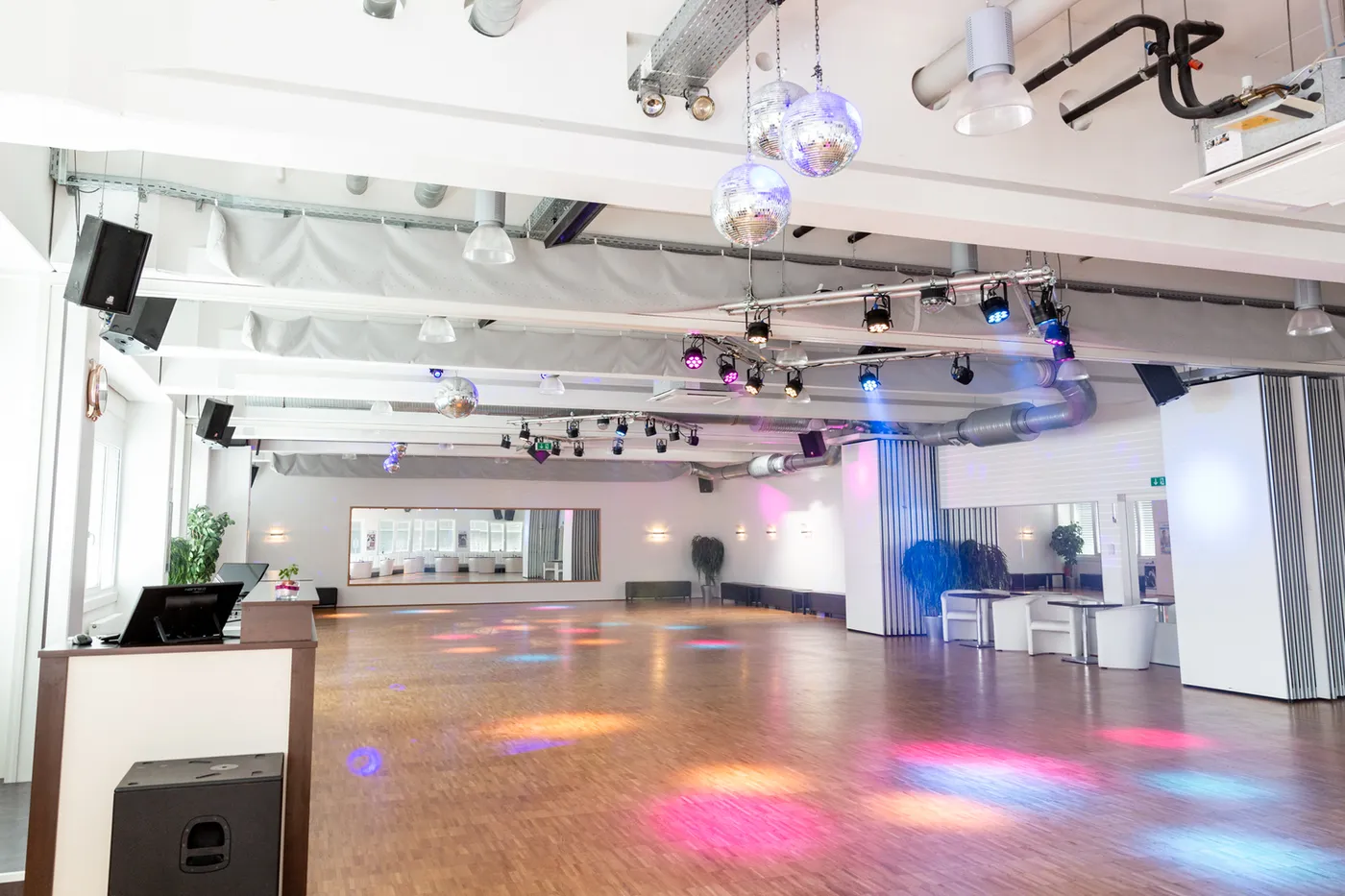 Saal und Bar der Eventlocation im Hip-Twist